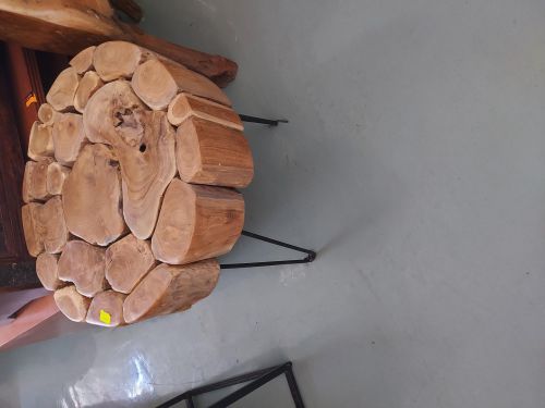 stolik z kawałków drewna tekowego
